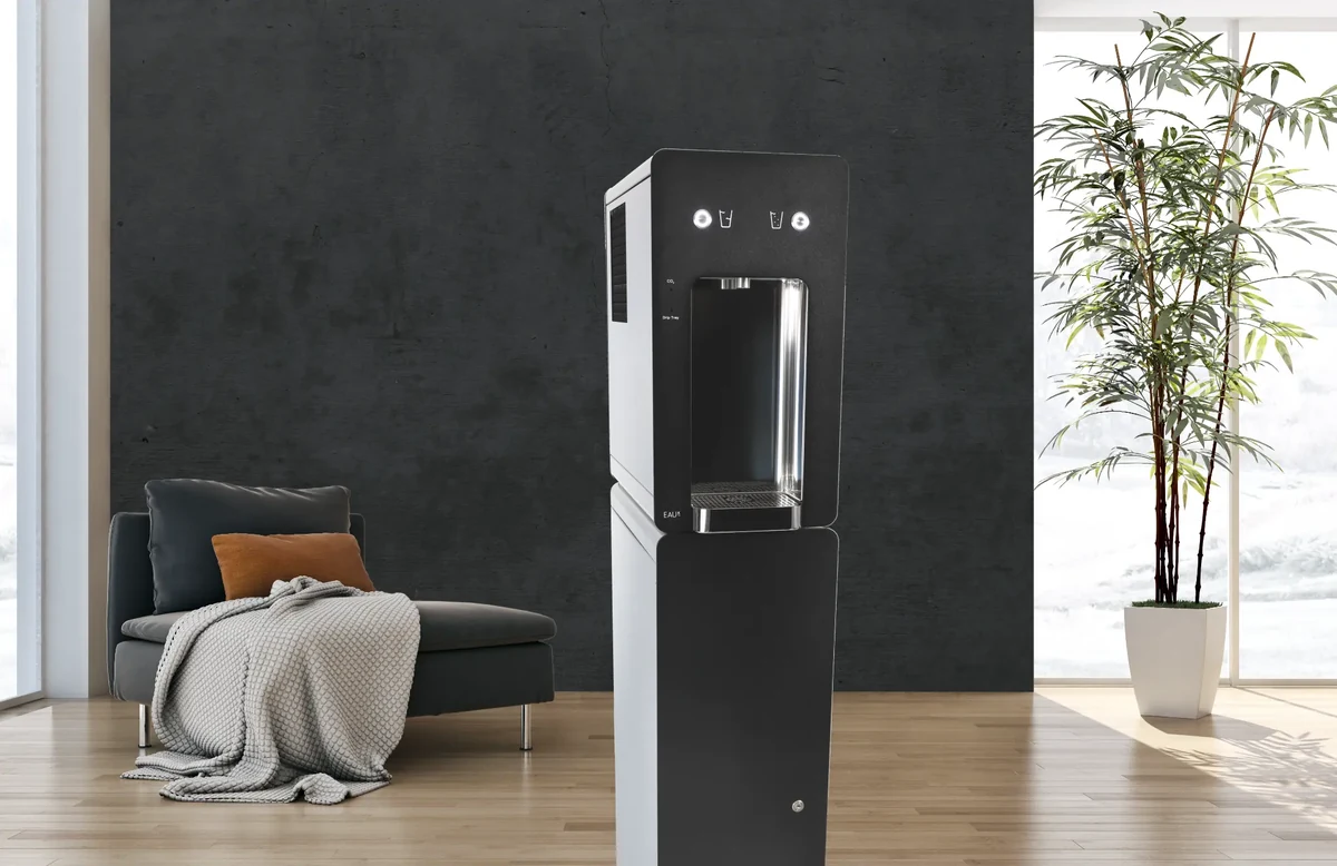 EAU~K Serie 4 — Premium-Tower in schwarzem Raum