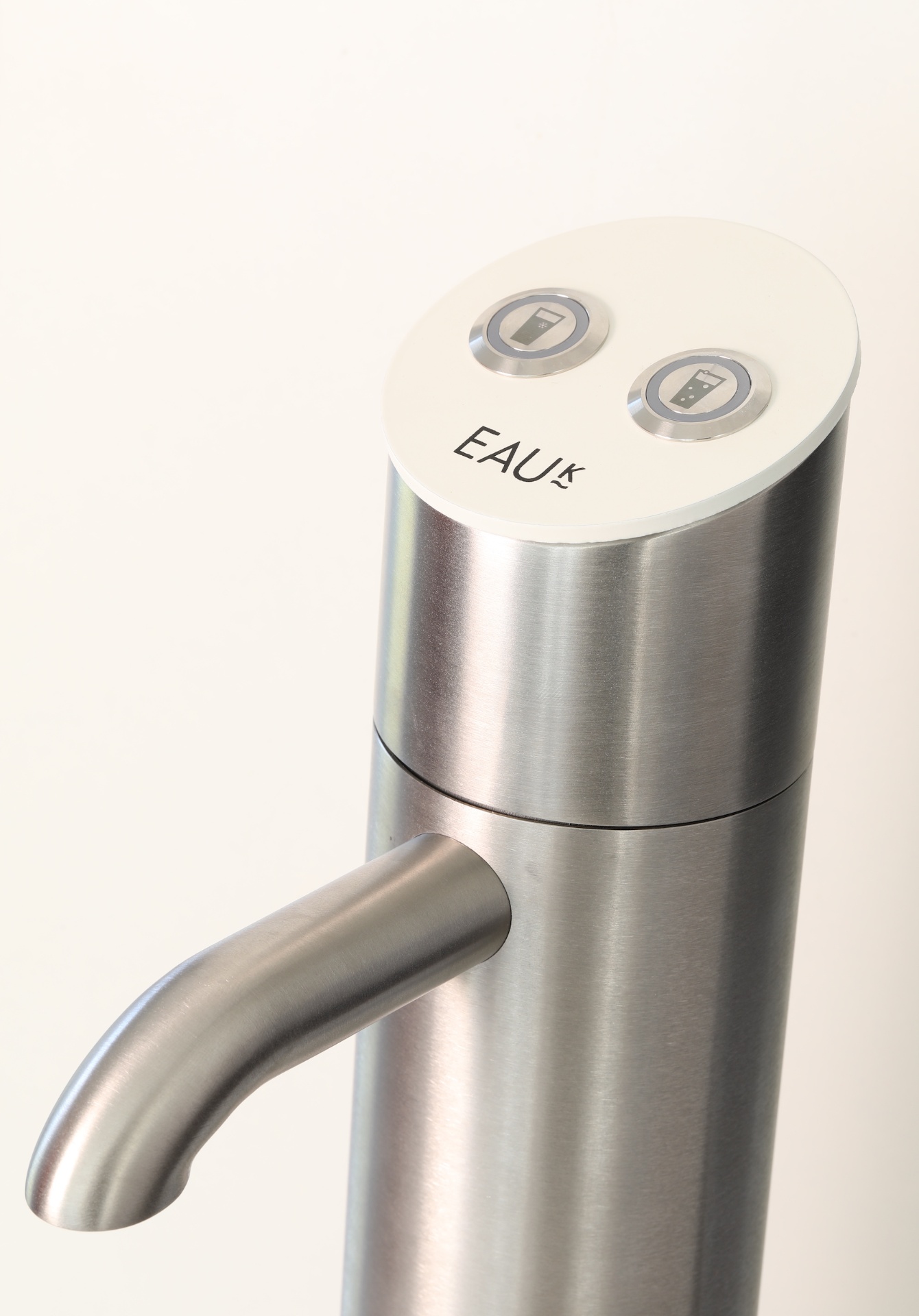 EAU~K eTube Detail — Kopf und Bedienpanel in Weiß